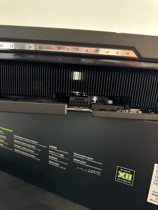 RTX 5090 上市後災情頻傳：藍底白字、黑畫面、電源接口熔化...這次又燒了電容！