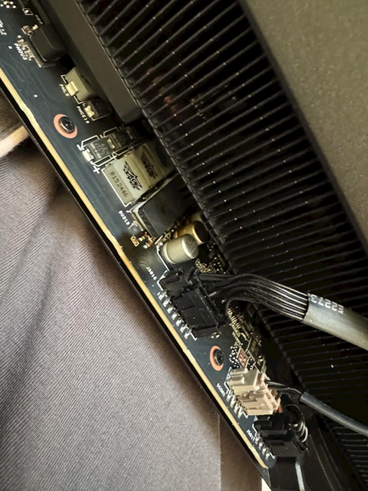 RTX 5090 上市後災情頻傳：藍底白字、黑畫面、電源接口熔化...這次又燒了電容！