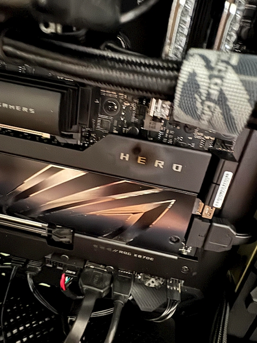 RTX 5090 上市後災情頻傳：藍底白字、黑畫面、電源接口熔化...這次又燒了電容！