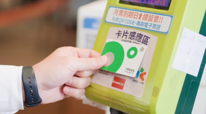 TPASS 2.0 電子票證證面共有 3 個圓圈，其中左側及中間空心圓圈顏色均為綠色，右上角實心圓圈顏色則為銀灰色。持該限定卡面記名才有多 10% 的加碼。