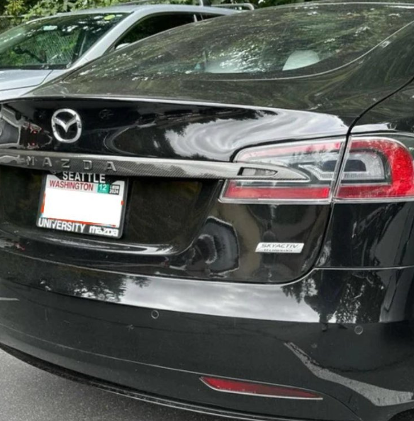 美國特斯拉車主「換標抗議」，凸顯科技品牌領袖帶來的高風險