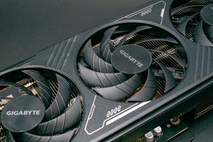 GIGABYTE GeForce RTX 5070 WINDFORCE OC SFF 12G：2K 是主力戰場，開 DLSS 4 還能 4K 全勝的中階顯卡