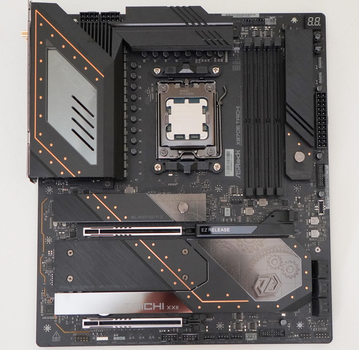 本次測試用的主機板為ASRock X870E Taichi，它採用EATX尺寸，在4條DIMM記憶體插槽右方還有1組快拆PCIe Gen 4x4 M.2 2280插槽。