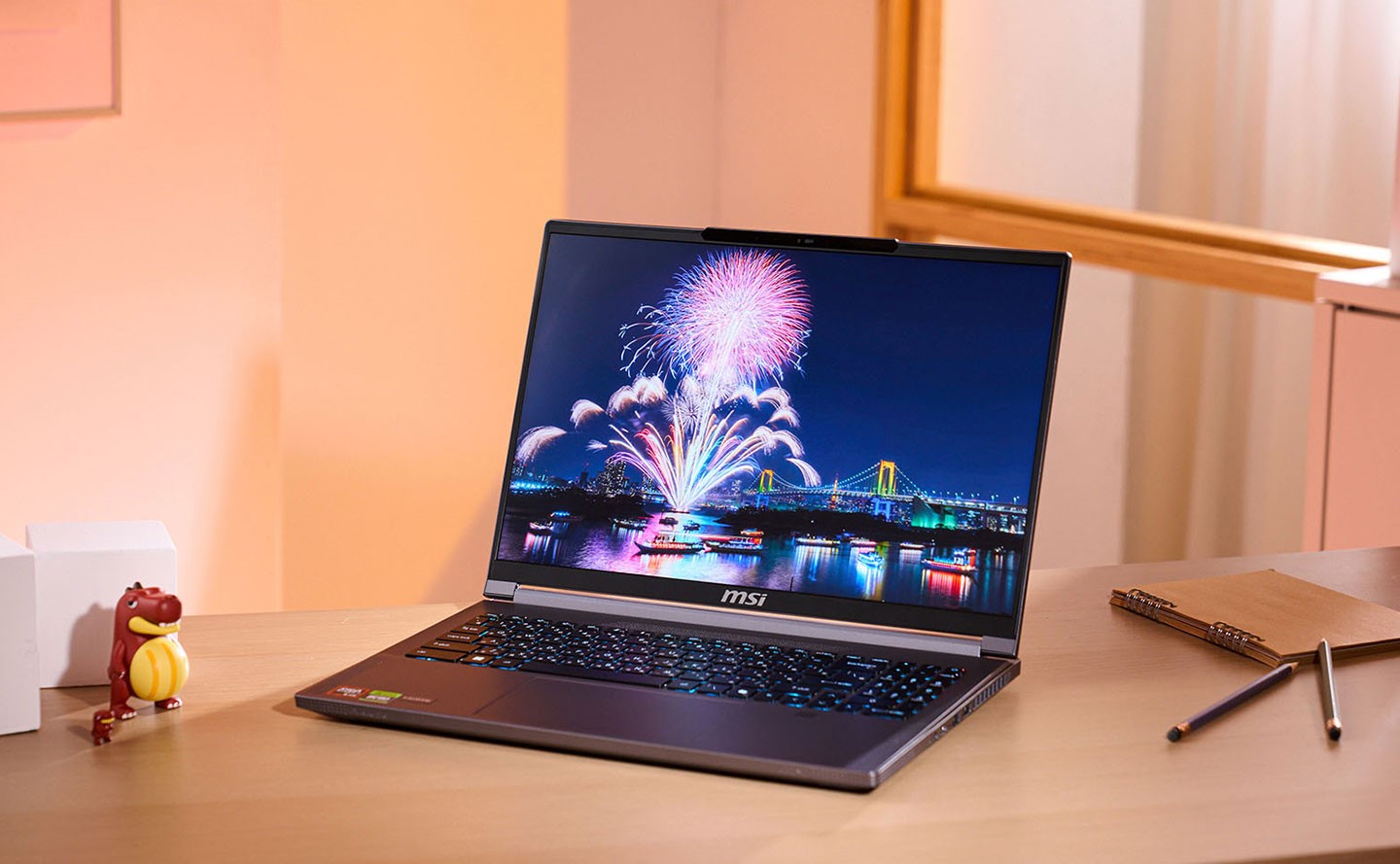 Creator A16 AI+ 採用亮度、對比度都更上層樓的 Mini LED 顯示技術，相較一般 LCD 螢幕有著更立體的影像效果，能完美演繹 HDR 格式內容。