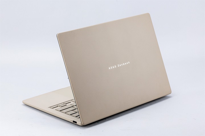 ASUS Zenbook A14（UX3407）是以「Air」為名打造的全新 A 系列，全機是採用電漿陶瓷鋁合金材質（Ceraluminum），手感非常接近石材，又具備溫潤觸感，強調有高度抗磨損硬度表現，此款為沙暮金色。