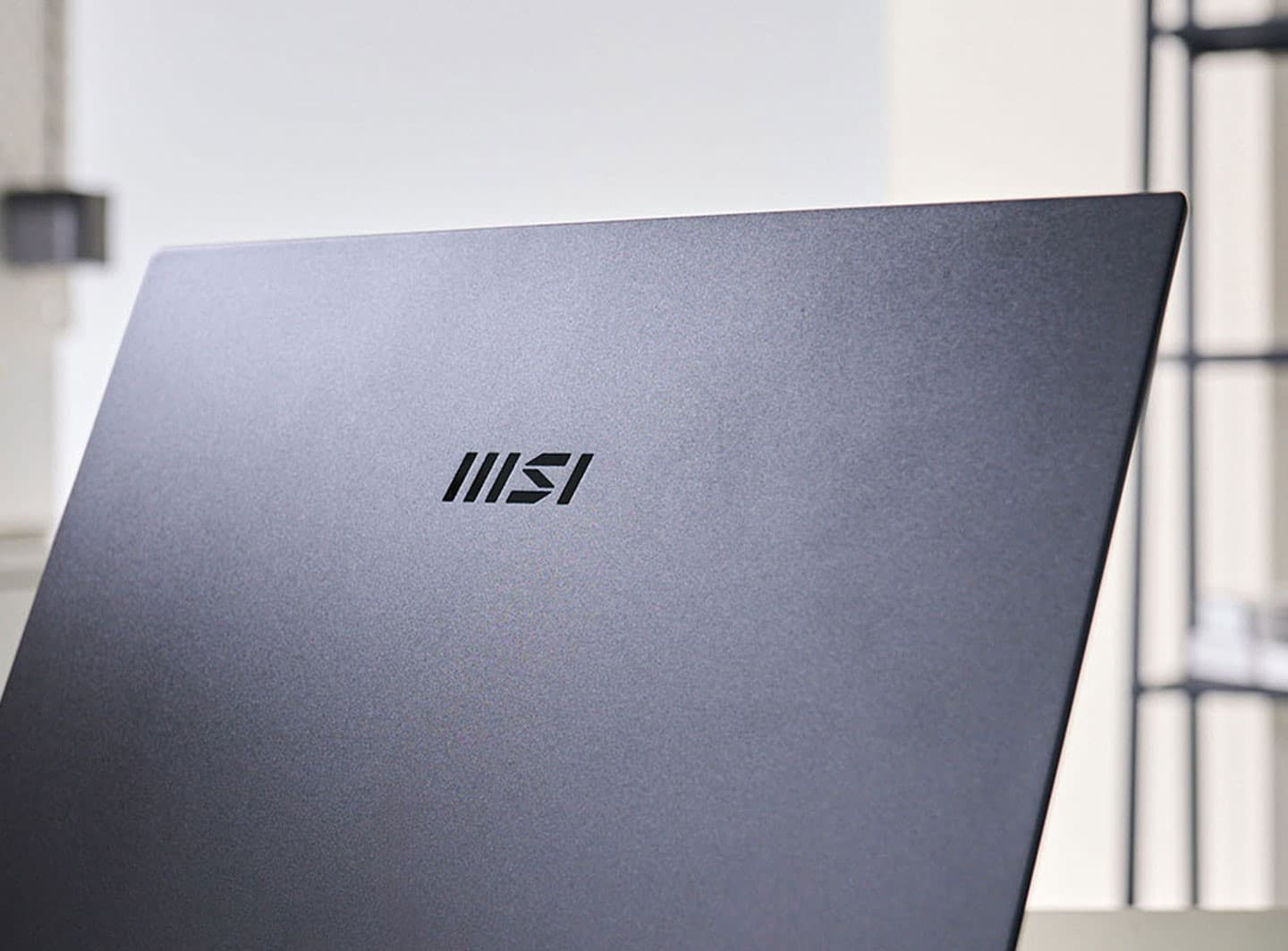 筆電的上蓋有一枚亮面材質 MSI Logo。