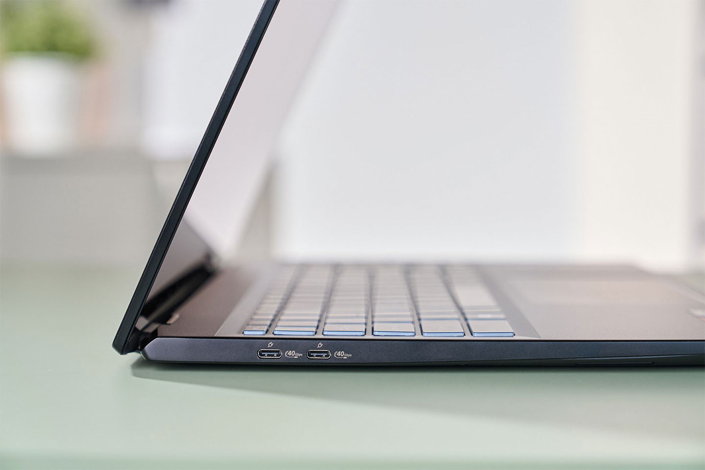 機身左側配置兩組支援 40Gbps 高速傳輸、PD 3.0 充電與視訊輸出的 USB 4 Type-C 埠。