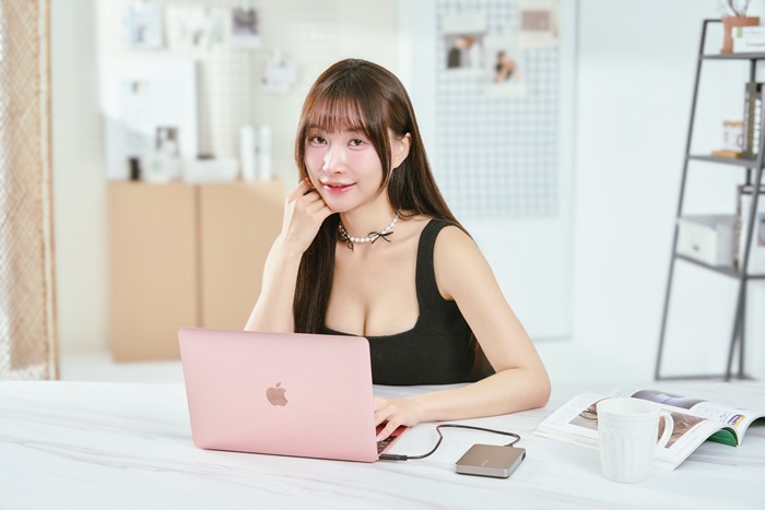 目前無論是 Windows 或是 MacOS 的電腦都具備有 USB Type-C 的連結介面，因此可透過單一規格的線材連結使用，非常方便。