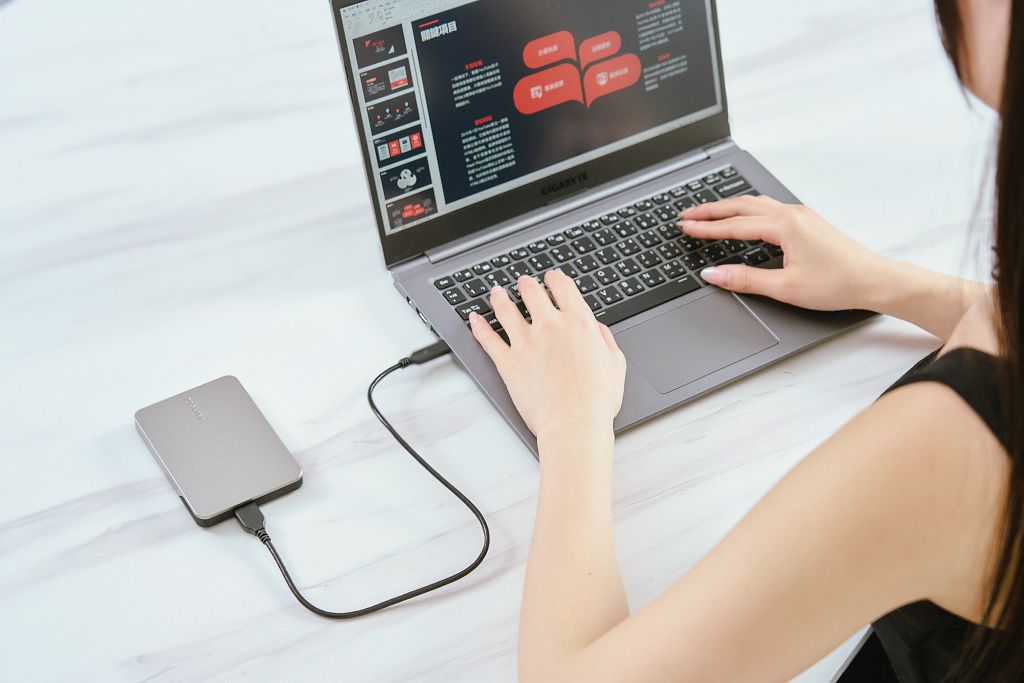 透過 Toshiba Canvio Flex 可以輕鬆地攜帶各類型的專案資料，隨時透過手邊有的裝置進行檔案的編輯處理。