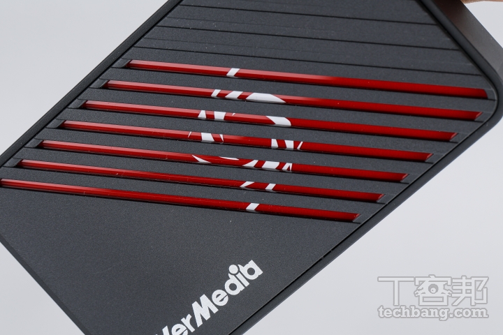 機身設計正面採用斜向格柵，於特定角度下才會顯現出內層的品牌標誌圖案。