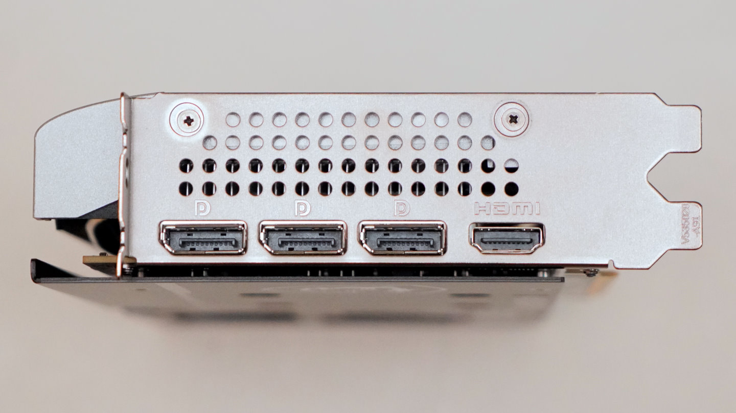 顯示輸出方面同樣提供3組DisplayPort 2.1b與1組HDMI 2.1b。