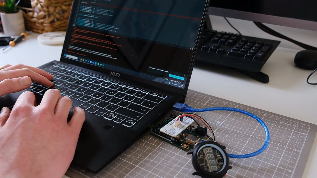使用者除了可以自行修改手錶外型，還可以撰寫程式擴充功能。