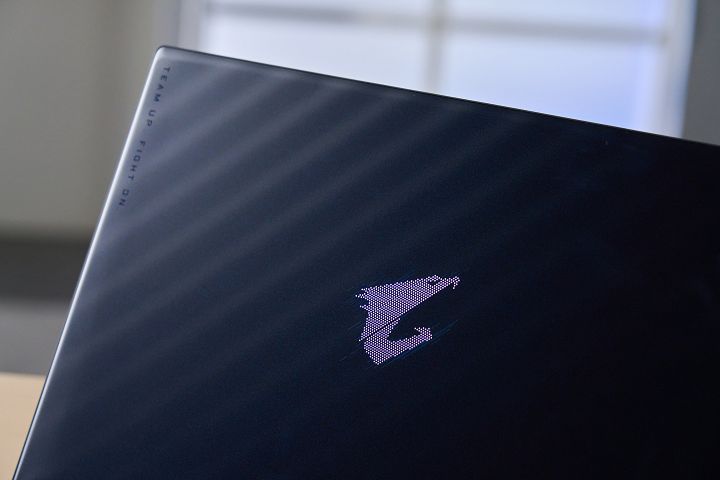 機身中央的鷹神 Logo 由多顆細小 LED 燈組成，不僅支援 RGB 燈效，還可透過軟體自訂色彩與燈光模式。