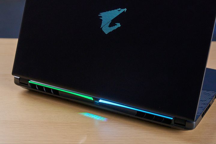 在機身後側中間處，有著 AORUS 經典的 RGB 投射燈設計，能將「AORUS」字樣直接照射在桌面上，再搭配兩旁燈效，可達雙色效果。