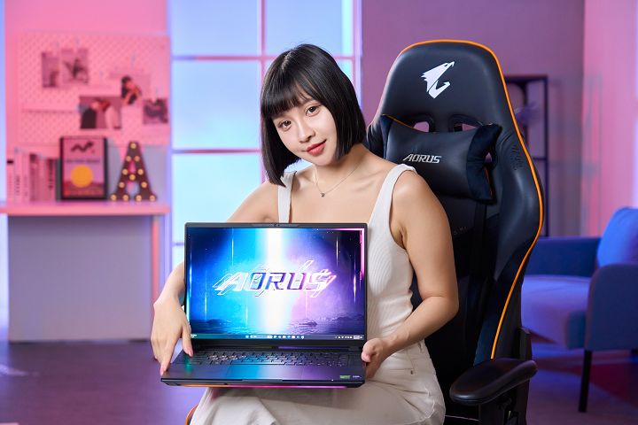 AORUS MASTER 16 配備 16 吋 OLED 顯示螢幕，以極窄邊框設計，讓螢幕看似全螢幕一樣的視覺感。