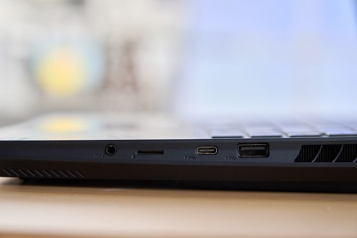 機身右側配置有 USB 3.2 Gen2 Type-A、Thunderbolt 4（支援 DP 1.4 和 PD 3.0 充電）、micro SD 讀卡機和 3.5mm 複合式音源插孔。