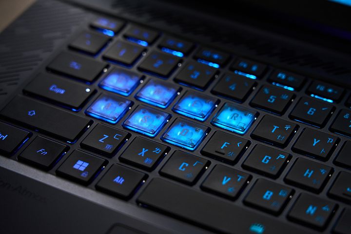以專屬的氣流通道將冷空氣導入常用按鍵下方，打造出 WASD 冰感區，提供更舒適的操控區域。