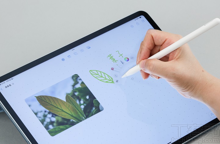 Apple Pencil Pro 新增雙指按壓、觸覺回饋、側轉功能，讓用戶能夠更直覺及精準地進行創作。