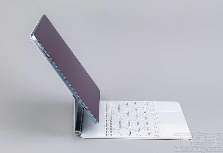 巧控鍵盤延續懸浮設計，iPad 機身懸掛於鍵盤上方，支援無段式角度調整，能因應不同坐姿與使用需求切換最舒適的觀看高度。