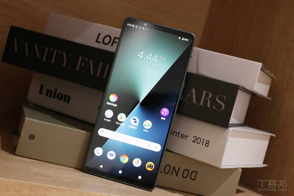 Xperia 1 VII 配備 6.5 吋 Full HD+ HDR OLED 螢幕，支援 BRAVIA 顯色技術與「Sunlight Vision 強光增強」功能，提升戶外強光下的可視性，並具備 1 至 120Hz 智慧動態更新率，兼顧省電與顯示流暢度。