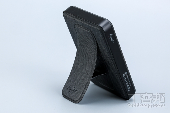 有些行動電源可以當作支架使用，外出時方便把手機立起來。