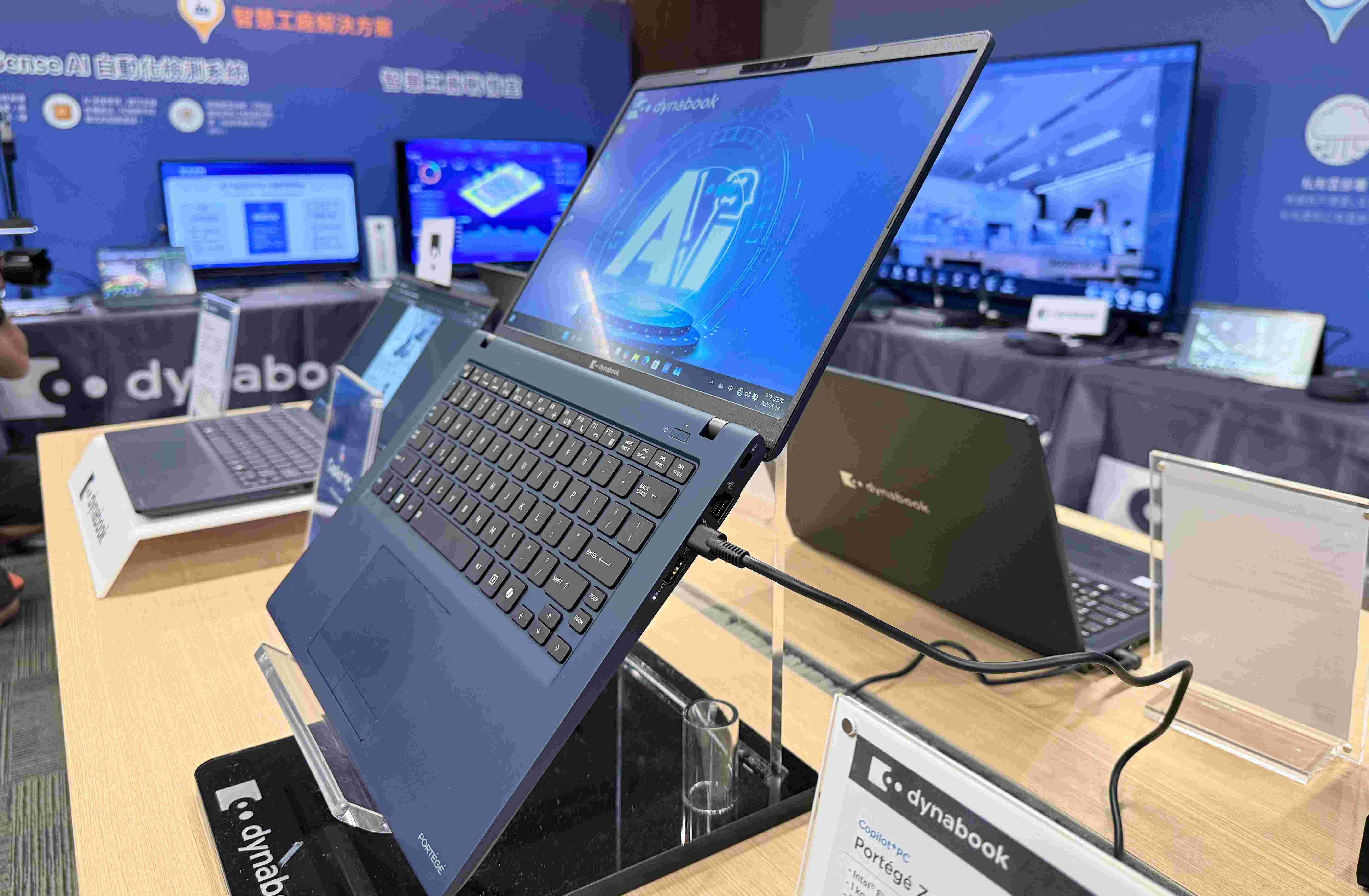 Dynabook 發表 Portégé Z40L-N 筆電、DynaEdge XR1 智慧眼鏡，特別展出全球首款膝上型電腦 T1100