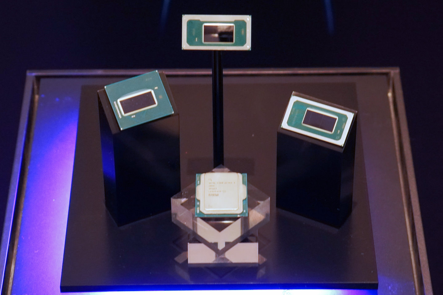 Intel客戶端產品展示體驗會展出Panther Lake（上）、行動版Core Ultra 200H（右）、桌上型Core Ultra 200S（下）等處理器，以及Arc B系列（左）繪圖處理器。