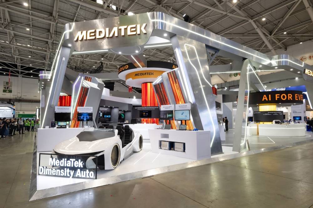【COMPUTEX 2025】聯發科展出 AI 客製化晶片與混合運算方案，結合 5G、邊緣 AI 與智慧汽車技術