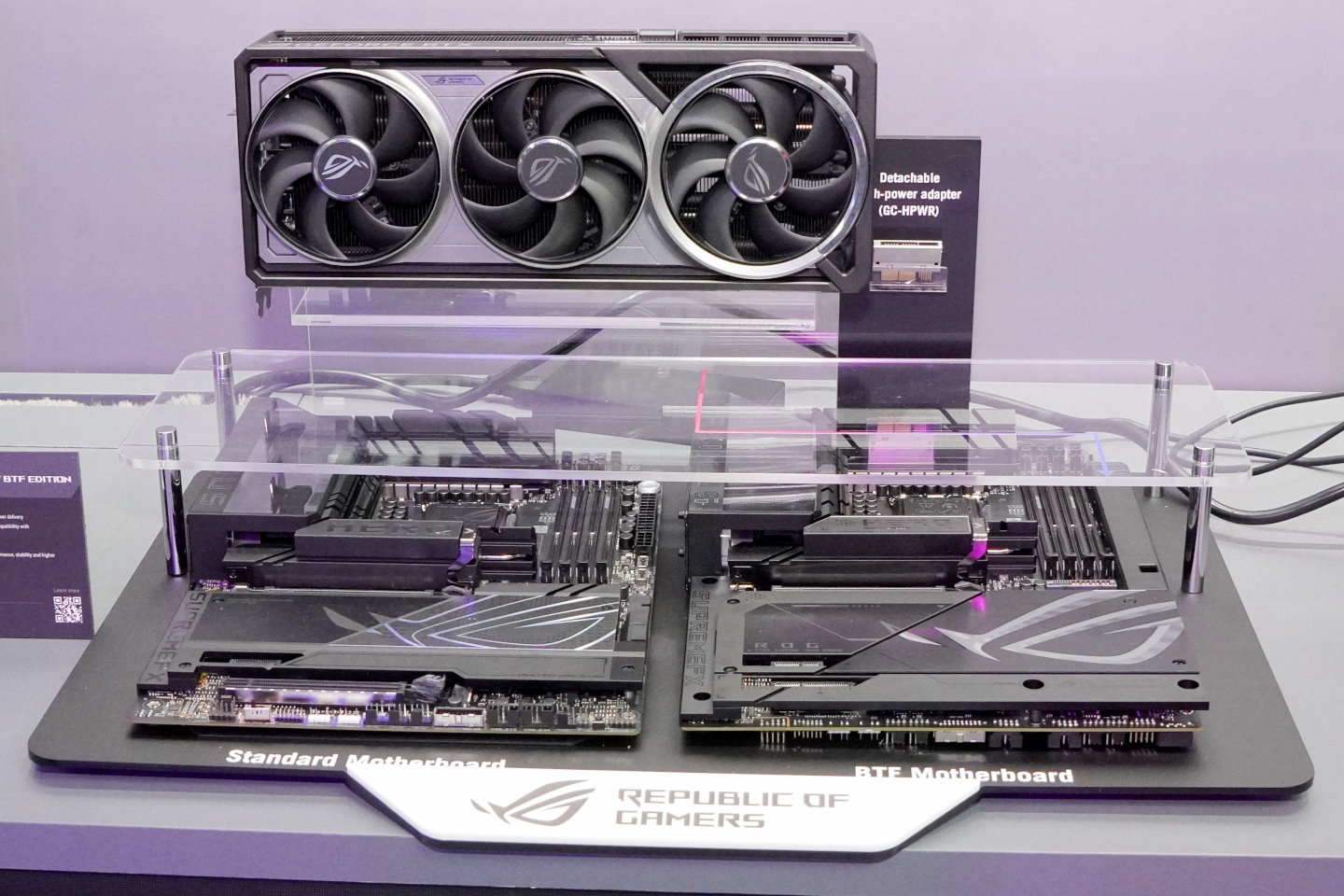 ROG Astral GeForce RTX 5090 BTF為背插供電的顯示卡，它具有GC-HPWR端子與12V-2X6電源端子。