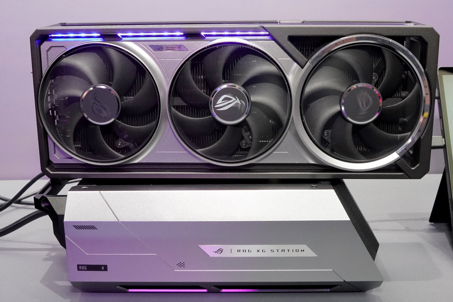 ROG XG Station 3為Thunderbolt 5介面的開放式顯示卡外接盒。