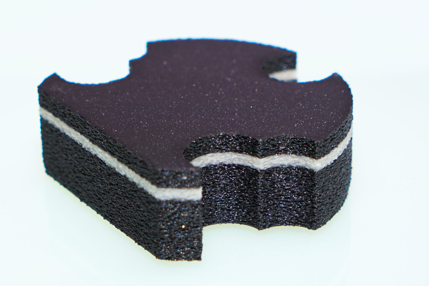 水冷頭內部裝有Noctua研發的3層吸音泡棉，黑色部分質地較軟，用於吸收低頻噪音，中央白色部分較硬，吸收高頻噪音。