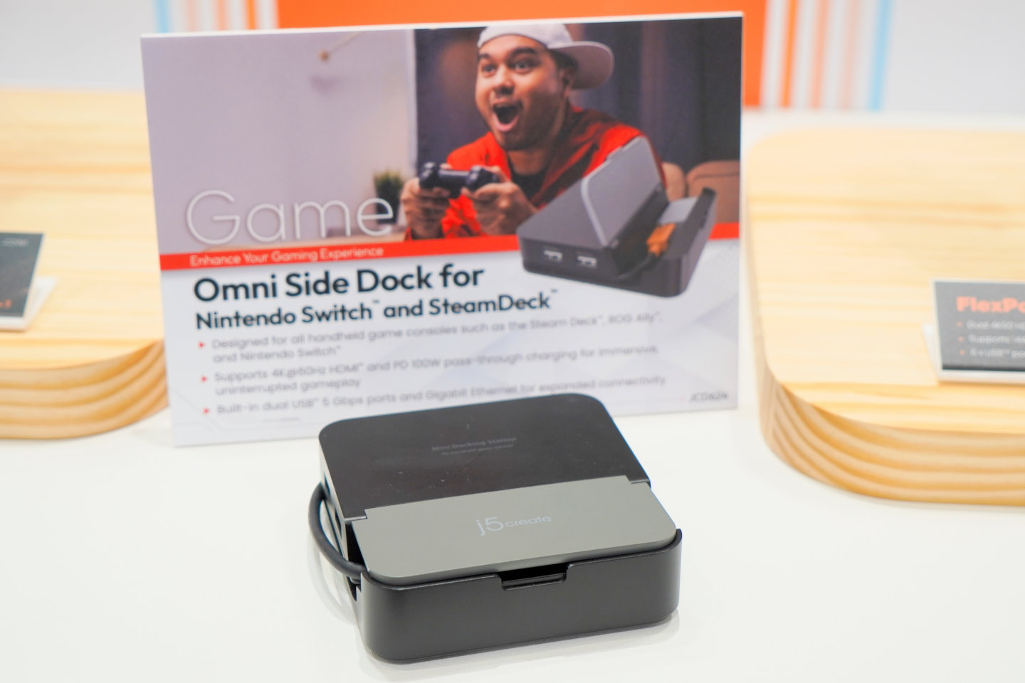 Omin Side Deck是針對掌上型電腦、遊戲主機設計的USB Type-C介面擴充底座。