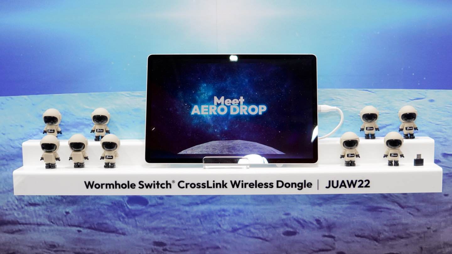 Wormhole Switch CrossLink Wireless Dongle透過無線方式讓電腦與iPhone與iPad等iOS裝置相連，能夠分享鍵盤滑鼠與螢幕，並交換檔案。