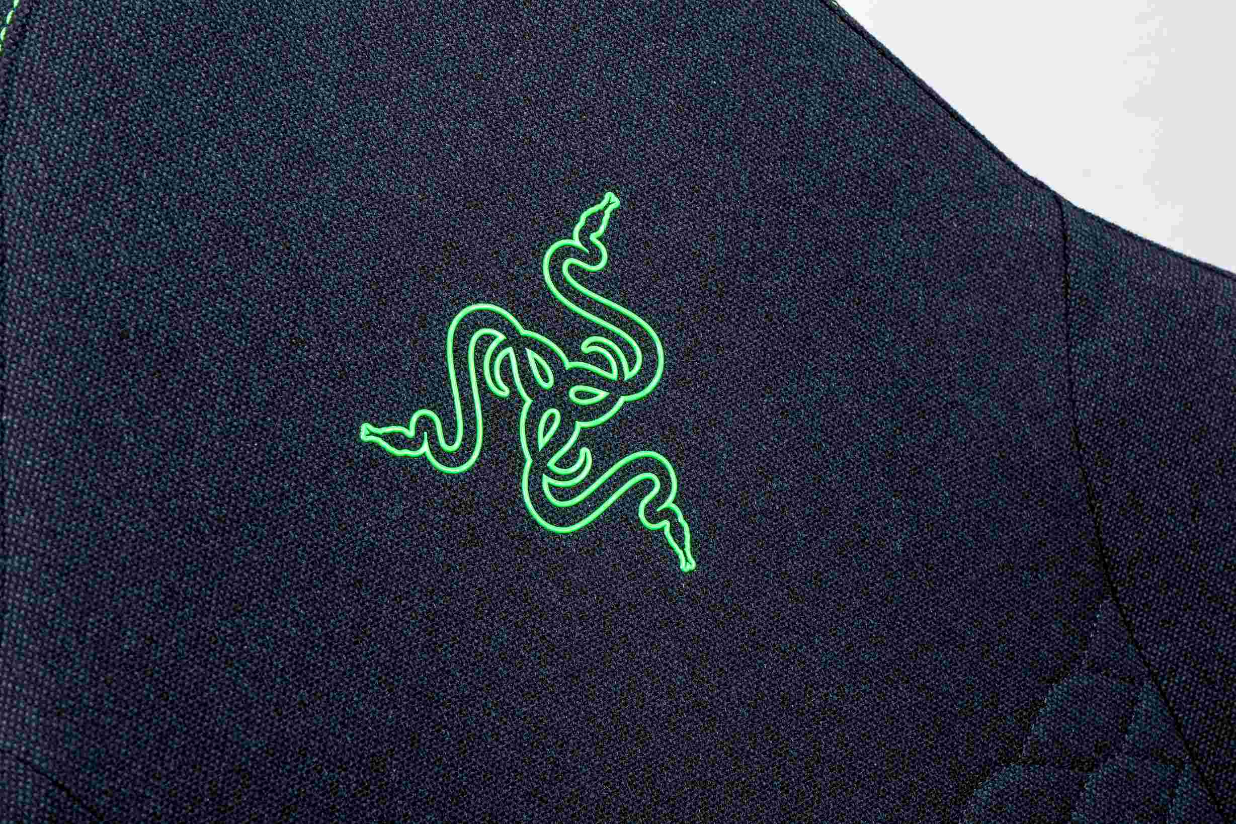 椅背上方代表 Razer 的綠色 Razer Logo。