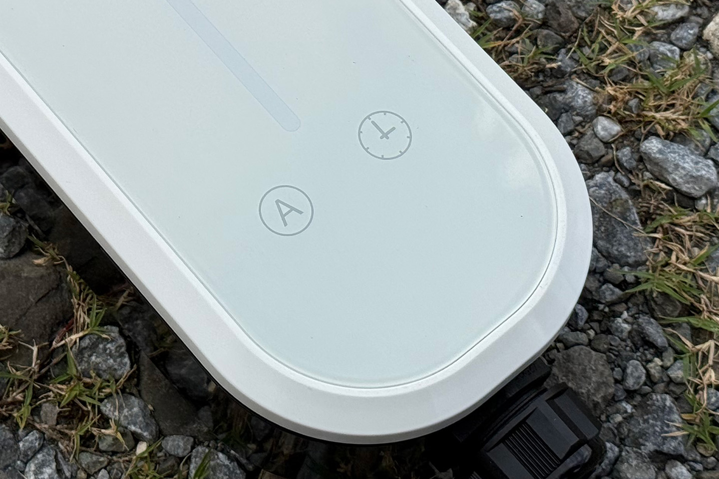 機身的兩個按鈕分別代表電流調整 (左)、預約充電 (右)，讓使用者可以透過按鈕進行充電設定。