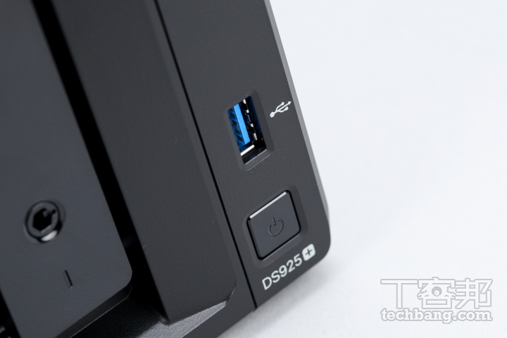 前面板機身前方配置有一組 USB 3.2 Gen 1 連接埠與電源按鍵。