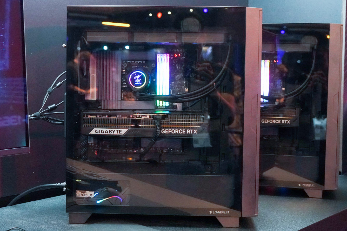AI TOP 100 Z890系統搭載Z890 AORUS XTREME AI TOP主機板，提供4組DDR5 DIMM插槽，最高支援256 GB記憶體總容量。