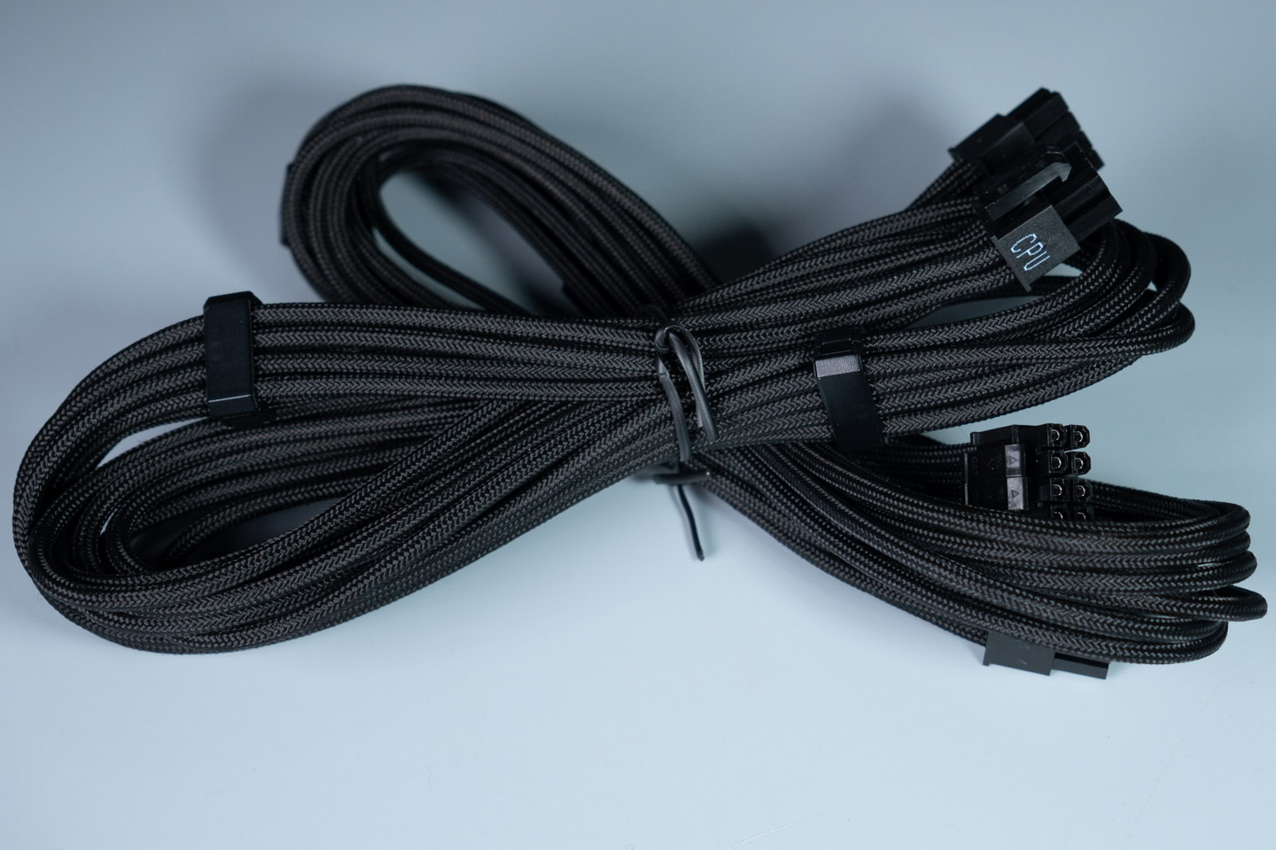 CPU 供電線材為兩條 4+4 Pin 總計雙 8 Pin。