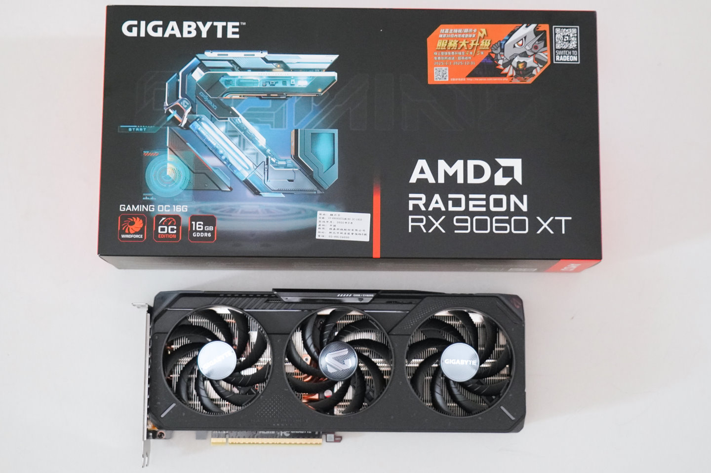 筆者這次收到的16 GB容量板本樣品為GIGABYTE推出的Radeon RX 9060 XT GAMING OC 16G。