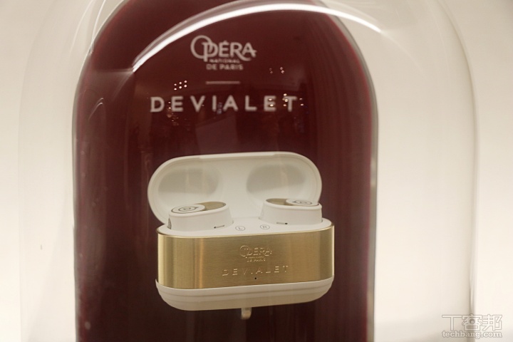 除了經典的霧黑與霧白配色外，Devialet Gemini II 也推出了極具收藏價值的「Opéra de Paris 巴黎歌劇院限定款」。這款特別版耳機以 24K 鍍金充電艙和金色觸控飾板點綴機身，展現真無線耳機少見的奢華質感。