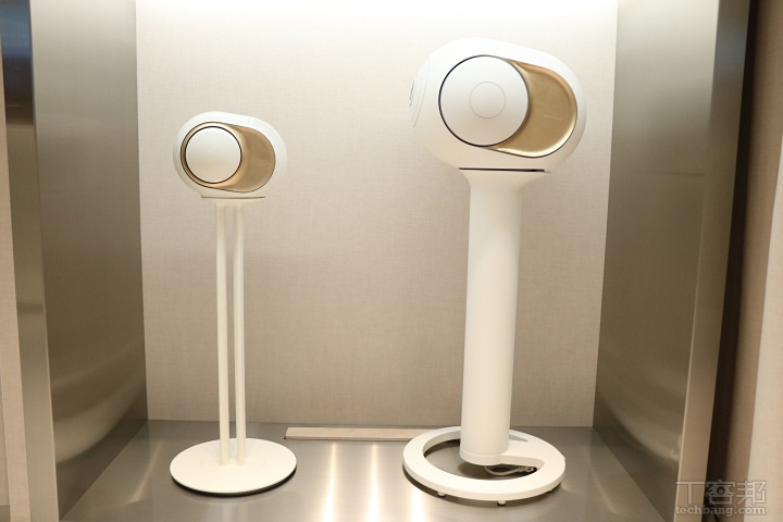 Devialet 旗下最具代表性的 Phantom 系列，正體現了 Devialet 對聲學極致追求的成果，其中 Phantom I 和 Phantom II 雖同屬一個產品系列，但在設計與規格上各有分工，Phantom I 具備更高的輸出功率與音壓表現，適合用於大型空間或追求極致音效表現的場景；而體積更為輕巧的 Phantom II，則主打靈活應用，方便放置於居家不同角落，依舊保有出色的音場表現與低音下潛力。上圖是 Devialet Phantom I 和 Phantom II 巴黎歌劇院版。