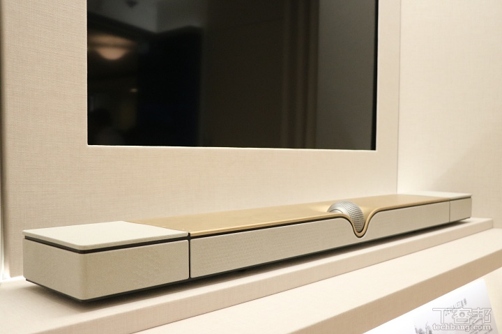 Devialet Dione 旗艦級 Soundbar，不僅在外觀設計上別出心裁，更在聲學表現上打破對傳統 Soundbar 的既定印象。
