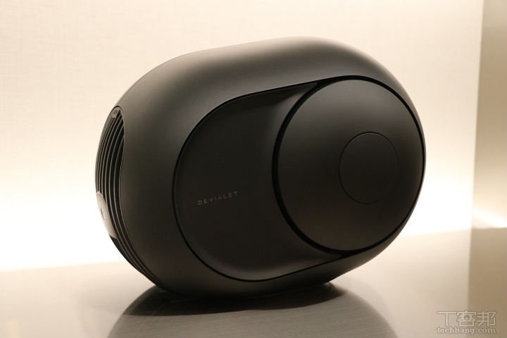 Devialet Phantom I 和 Phantom II 除了有不鏽鋼金箔裝飾的巴黎歌劇院版和以 22K 金打造的霧面白色款之外，亦有低調沈穩的霧面黑版本選擇。