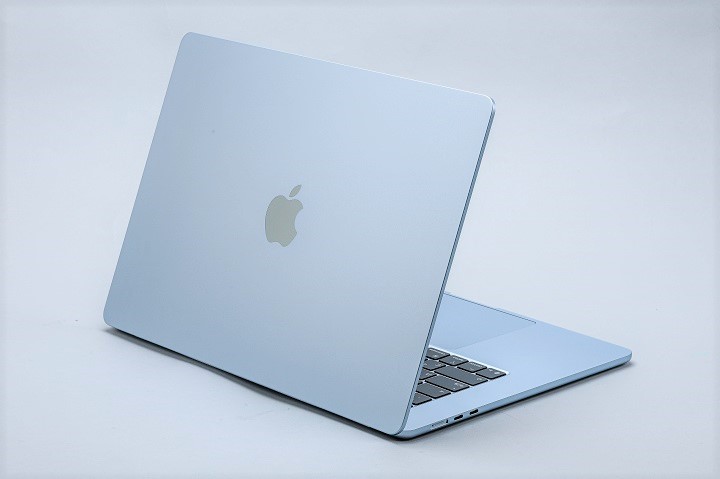 M4 版 MacBook Air 外型上的最大特色，就是新增「天藍色」配色，也能說是全系列中最抗指紋的一款。