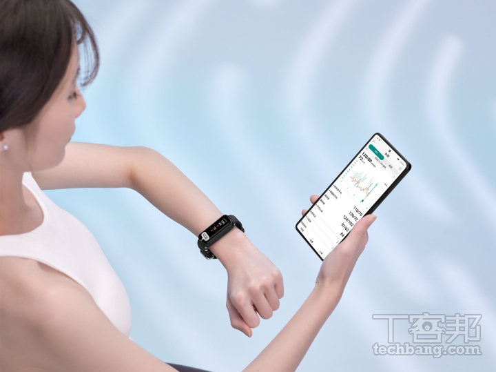 如果要使用智慧手環紀錄游泳數據，記得確認智慧手環的防水係數，游完上岸後也須盡快擦乾手環。（圖片來源：ASUS）