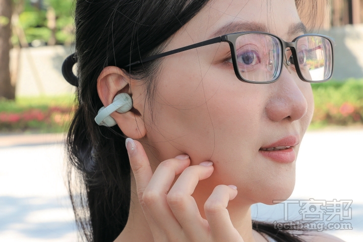相較於耳掛式開放耳機，耳夾式對於眼鏡族特別友善，不會跟鏡架卡來卡去。