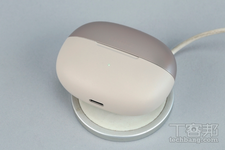 雖然耳夾式耳機在續航表現上不如耳掛式長效，但基本上能滿足多數日常使用情境，再加上快充與充電盒加持，長時間外出或旅途中，也不必頻繁擔心電量問題。