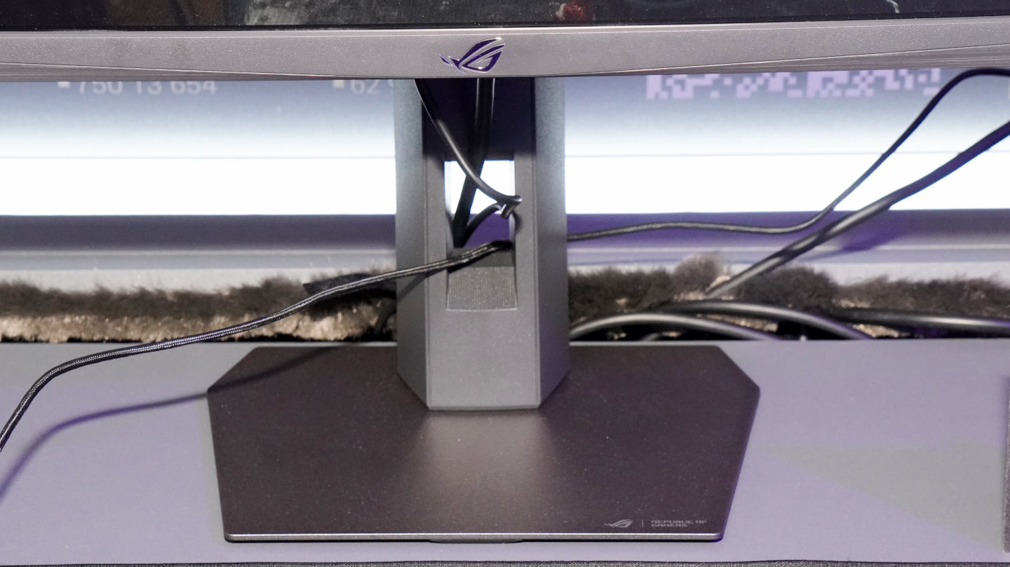 ROG Strix ACE XG248QSG採用平面腳架，腳架尺寸也有縮小，擺放更加方便。