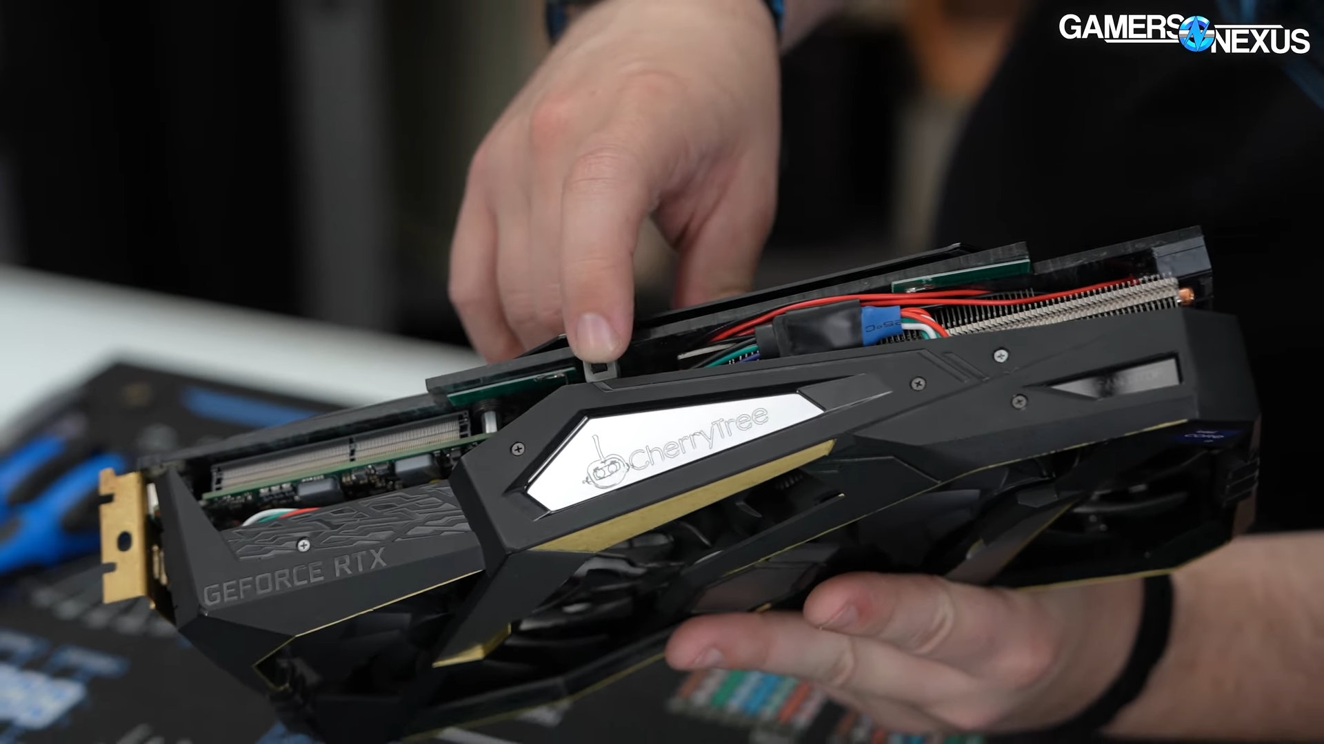 強人將 GeForce RTX舊顯卡DIY改造成迷你電腦！搭載Intel i7處理器真的能開機跑遊戲