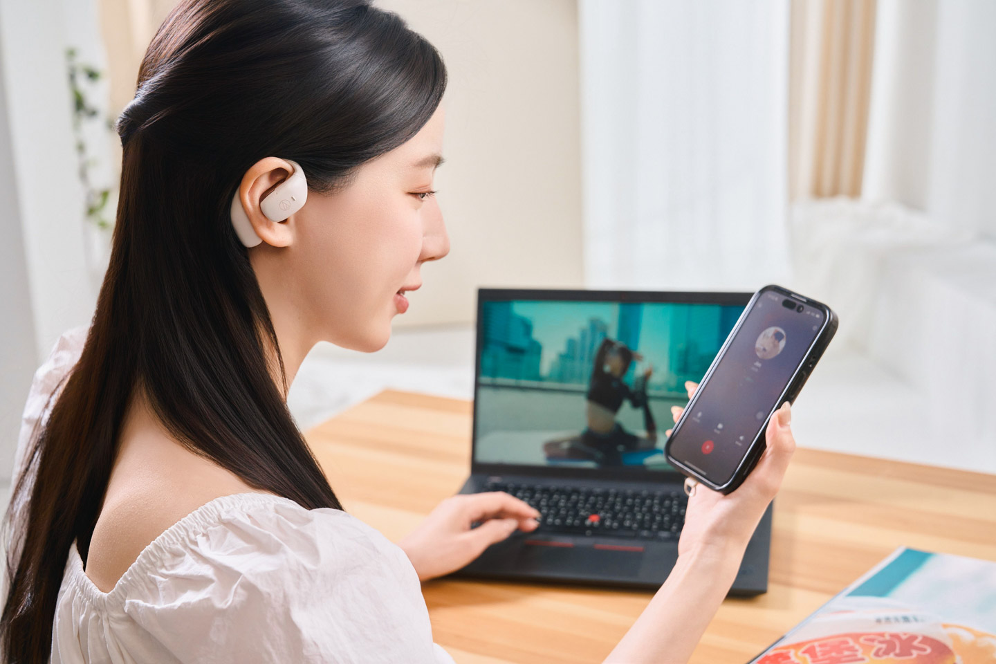 ATH-AC5TW 支援 Multi-Point 多點連線功能，可以同時連接智慧型手機、筆電或平板，對遠距工作者、內容創作者，甚至需要同時顧手機與電腦訊息的業務人員來說，無疑是大加分，不僅提升工作效率，也讓使用體驗變得更智慧、更無縫。